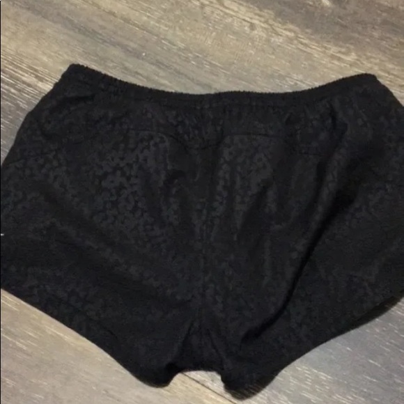 Old Navy dolphin hem shorts - Picture 4 of 8